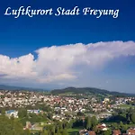 Helle Fewo Am Waldrand - Mit Balkon, Pool, Sauna & Freizeitgelaende