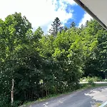 Helle Fewo Am Waldrand - Mit Balkon, Pool, Sauna & Freizeitgelaende