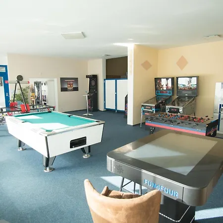 Helle Am Waldrand - Mit Balkon, Pool & Sauna