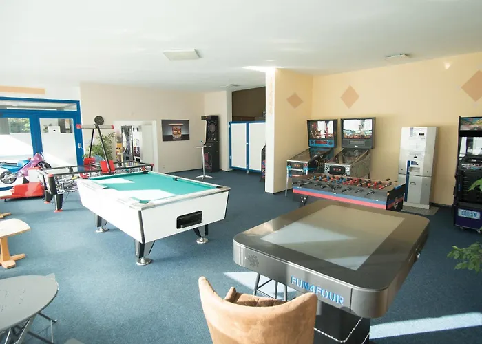 Helle Am Waldrand - Mit Balkon, Pool & Sauna